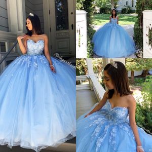 Lichte hemel blauw sexy sweetheart quinceanera prom dresses kant kralen handgemaakte bloemen tule avondfeest baljurken zoete 16 jurk al7134