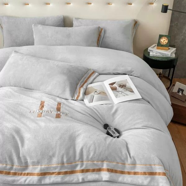 Literie en molleton de corail gris légèrement épais Ensemble de lit quatre pièces Ensembles de literie Besigner Luxueux shaker flanelle Draps de lit Contactez-nous pour plus de photos ding s