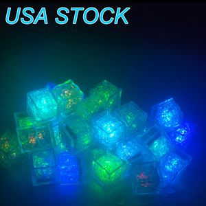 Verlicht ijsblokjes, multi -kleuren LED Icee Cubes voor drankjes met veranderende lichten, herbruikbare gloeiende flitsende club bar feestje bruiloft decor us usa stock