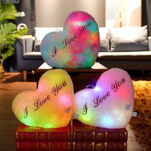 Light LED LOVE Heart en peluche Toy Soft Farged Luminal Throw Oreiller Coussin Room Party Decoration Kids Birthday Gift 240325
