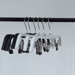 Colgador de ropa de plástico que ahorración de espacio liviano para tiendas de ropa de moda