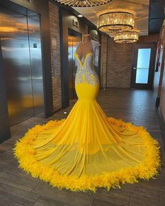 Plumes jaune clair robes de bal pour les femmes cristal dentelle Applique sirène robes de soirée col transparent longues Graduations tenue de fête