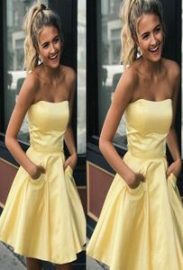 Robes de soirée jaune clair 2020 satin dos nu courte mini robe de cocktail sans bretelles filles robes de bal avec poche66522916539146