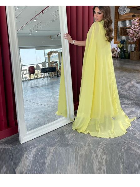 Jaune clair longue arabie saoudite robes de soirée une ligne en mousseline de soie robes de bal col haut avec cape Vestidos de festa