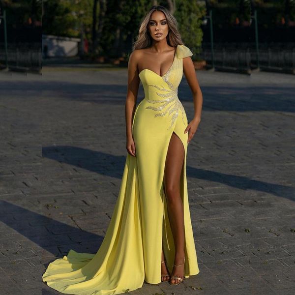 Robes de bal gaine jaune clair une épaule décolleté robes de soirée à paillettes avec train détachable côté fendu satin robe de soirée grande taille