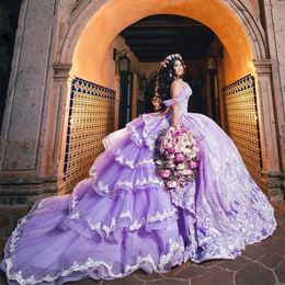 Lilac lavendel prinses Quinceanera kleedt off schouder 3D bloemen Appliques veter-up korset prom Vestidos 15 anos rosa gelaagde pluffy sweet 16 speciale gelegenheid jurken