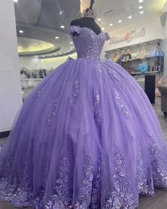 Lilas Violet De L'épaule Robe De Quinceanera Appliques Robes De Fête D'anniversaire Perlée Robe De Bal Robes De Bal Robe De 15 Anos