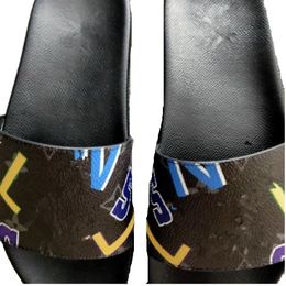 Limited edition graffiti paar slippers zomer mode letters zwarte bloem unisex sandalen luxe merk platte niet-slip heren en dames casual sandalen strandschoenen