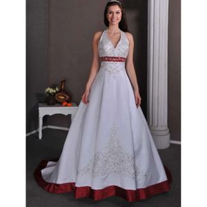 Ligne élégante une longue robe de mariée brodée le cou licou à lacets arrière sans lacets blancs et enterrés