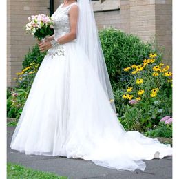 Robes de perles de train en ligne en tulle balayez un cou de couche sans manche robe de mariée country robe nuptiale plus taille