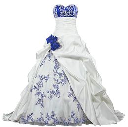 Línea Bordado vintage Un vestido de novia de satén Cuello, a mano, hecha flores blancas y azules, tren de la cancha del tren de la corte