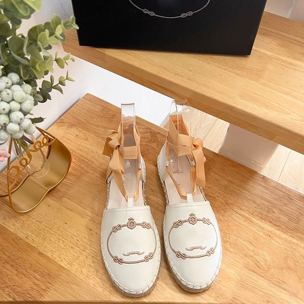 Espadrilles brodées en lin Sandales Talons plats Designers de luxe pour femmes d'été Semelle en cuir Chaussures habillées de soirée Chaussures d'usine Taille 35-41