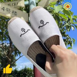 Sandalias bordadas de lino Sandalias zapatillas Diseñadoras Toe Circular Womens Luxury Designers de cuero Espadió