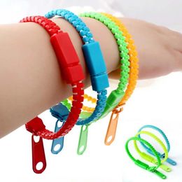 Lien Bracelets jouet unique coloré mélange couleur jeu 5 pièces Bracelet bijoux écologique en plastique Bracelets fermeture éclair Bracelet