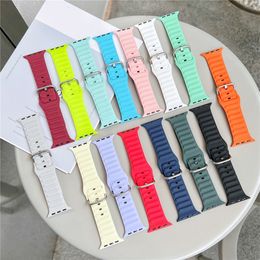 Link geketend stijl Silicone Watchband Band Band Smart Wearable Accessories voor Apple Watch Series 3 4 5 6 7 SE Iwatch 38 40 41 42 44 45 mm