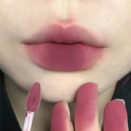 Lip Gloss 6 kleuren Matte vloeistof lippenstift naakt rode fluwelen klei blijvende anti-aanbak cup mooie aardbeien modder make-up cosmetica