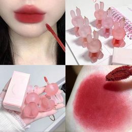 Brillo de labios Glaseado Textura de niebla suave Terciopelo rojo rosado Hidratante Lápiz labial líquido mate con llavero encantador