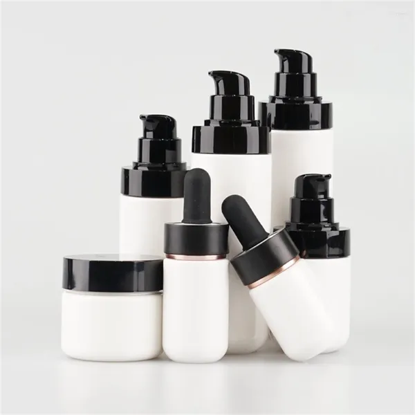 Los contenedores cosméticos de dispensador de jabón líquido venden bien el diseño humanizado aplicable a múltiples escenarios del botón anti-deslizamiento satisfacer diferentes necesidades