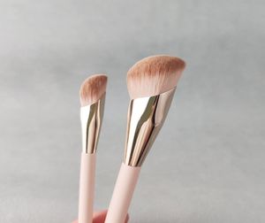 Brosse de maquillage de brosse de fond de teint liquide tactile avec des poils sculptés uniquement et une pointe ponctuelle douce soyeuse qui construit B8614665