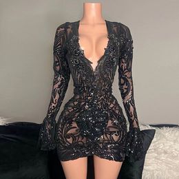 Kleine zwarte jurk Sparkly Illusion Short prom jurken lange mouwen v nek zeemeermin verjaardag cocktail party jurk beroemde jurken