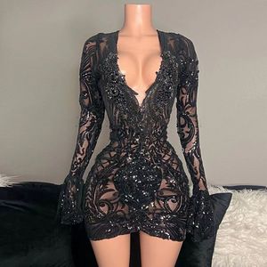 Kleine zwarte jurk Sparkly Illusion Short prom jurken lange mouwen v nek zeemeermin verjaardag cocktail party jurk beroemde jurken