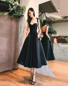 Little Black Homecoming Robes A Line Prom Robes Spaghetti Stracts Satin Cocktail Robe Thé Longueur Soirée Fête Forme GO5399750