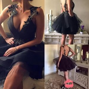 Petites robes de bal courtes noires à plusieurs niveaux col en V dos nu robe de graduation en dentelle appliquée une ligne mini robes de bal sur mesure