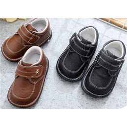 petits garçons chaussures grinçantes en cuir véritable couineurs 1-3 ans enfants faits à la main noir chaussures officielles printemps nina sapatos uniforme amusant 210306