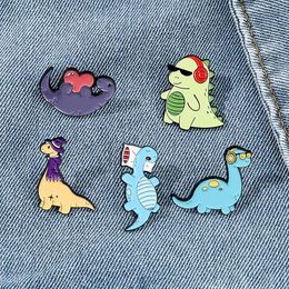 Petit dinosaur métal badge portant des lunettes de soleil écouteurs dinosaur style largue broche mignons films anime jeux pins en émail dur collectionner la broche de dessin du métal