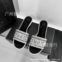 Little Feng Shui Diamond Letter One Letter Cool Drag 2024 Spring/Summer Round Head Block Light Light Fashion Women's Zapatos