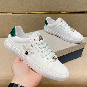 Little Fu Bee Witte Schoenen Lente en Herfst Heren Board High Edition Leer Casual Kwaliteit Kuqi IG5S