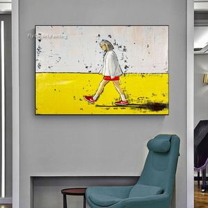 Klein meisje loopt op de strandolie Painting Handmade Girl Figuur schilderen op gele canvas moderne muurkunst voor huisdecoratie als beste cadeau