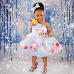 Robes de fille de fleur pour petits enfants une épaule longueur au genou robes de bal en tulle à plusieurs niveaux robe de demoiselle d'honneur princesse reine fleurs faites à la main robe de fête d'anniversaire robes NF061