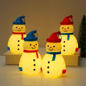 Pequeña luz nocturna LED brillante muñeco de nieve colgante decoración accesorios Navidad/Halloween decoraciones paquete de regalo de mano para niños batería de botón incorporada