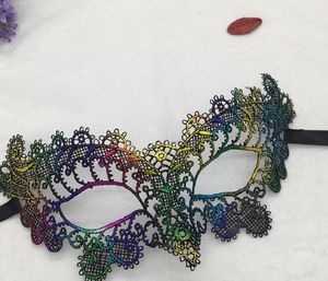 Les petits masques de fête de paon montrent le maquillage demi-masque de boule de Noël pour Halloween