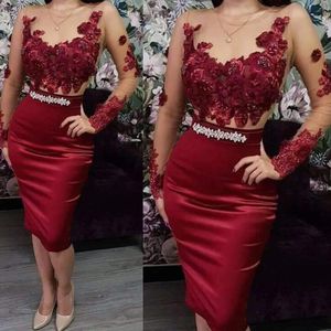 Petite robe rouge 2022 robes de bal de cocktail courtes gaine manches longues dentelle volants longueur au genou occasion élégante tenue de soirée robe