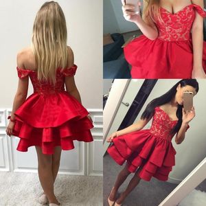 Little Red Short Prom Dresses 2018 Lace Off The Shoulder Satin Tiered vestidos de noche con cremallera en la espalda vestido de fiesta barato para niñas