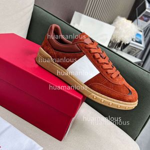 Little Valenstino authentine Flat Leisure Board Designer New Bottom Sneakers Leather Chaussures polyvalentes Trainer Femme Chasse Sports Sports Gump Studs Reeq