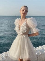 Little White Shine Short Wedding Dress 2023 Sexy V Neck 3D-Aplique Flowers Backless Bridal Party Jurken Gradaution Robe de Mariee