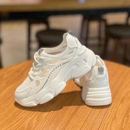Petites chaussures blanches Nouvelles chaussures en maille en maille de printemps / été pour femmes chaussures de papa sportive légères chaussures célibataires féminines gratuites gratuitement pour expédier