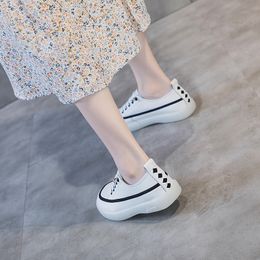 Little White Shoes Dames Spring en herfst Nieuwe mode Casual Soft Sole Shoes Flat Bottom Lace Up Back Back Woven Jelly Sole Shoes