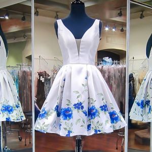 White White Short Prom Dresses Blue Sage Floral Print Satijn Simle Knielengte Cocktail Homecoming Togonnen Goedkope Dee V-hals Sheer Party Nieuw