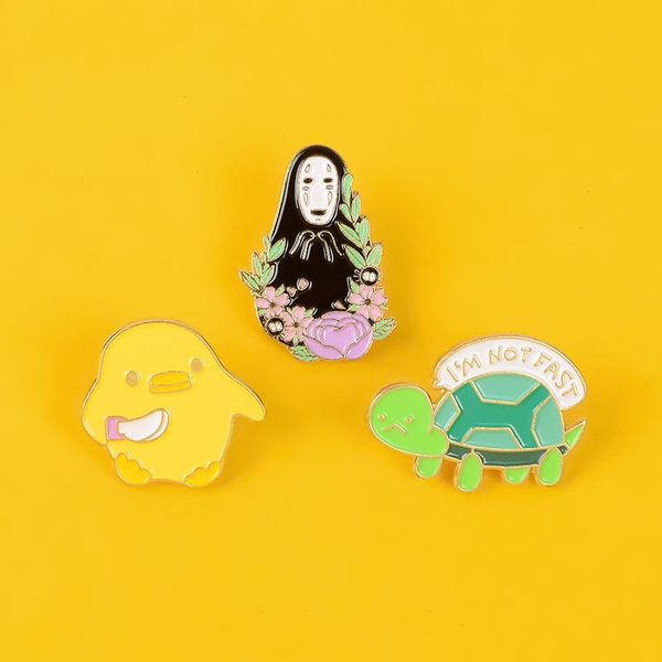 Little Yellow Chicken Enamel Pins Smol Knife No mates a mi ambiente Broches de joyería de animales Pins de lapa de jeans para niños amigos