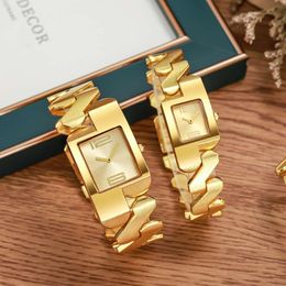 Quartz à couple carré de Liu avec luxe léger et bracelet classique d'or à la mode