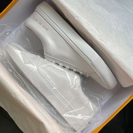 Liu Wens Petites chaussures blanches polyvalentes pour femmes 2024 Saison printemps et automne Nouvelles chaussures de sport et de planche décontractées avec fond plat en cuir véritable