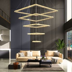 Woonkamer kroonluchter hanglamp luxe vierkante eetkamer kristallen licht moderne minimalistische sfeer villa duplex traplampen