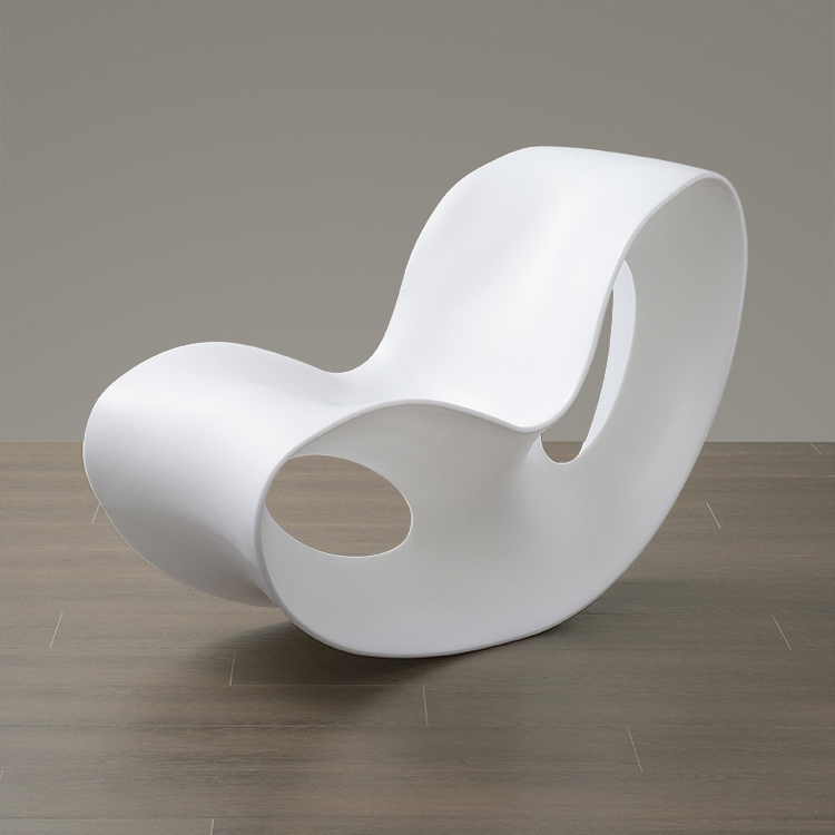 Cadeira de balanço de móveis da sala de estar PE é moldada em uma peça