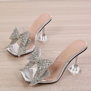 Liyke 2024 Transparante slippers voor vrouwen Fashion Silver Crystal Bowknot Hoge Heels vrouwelijke muilezels dia's Summer Sandals schoenen 240407
