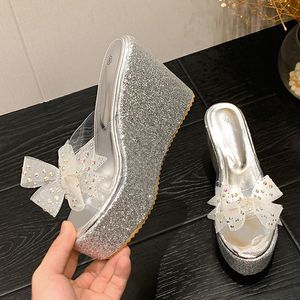 Zapatillas transparentes de PVC Liyke para mujer, zapatos deslizantes de diseñador de verano con lazo de cristal a la moda, sandalias de cuña con plataforma de tacones altos