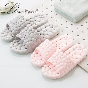 Lizeruee Koreaanse Badkamer Vrouwen Zomer PVC Thuis Slippers Liefhebbers Uitgeholde Liefde Zachte Platte Schoenen Mannen Indoor Slippers Y200107 GAI GAI GAI